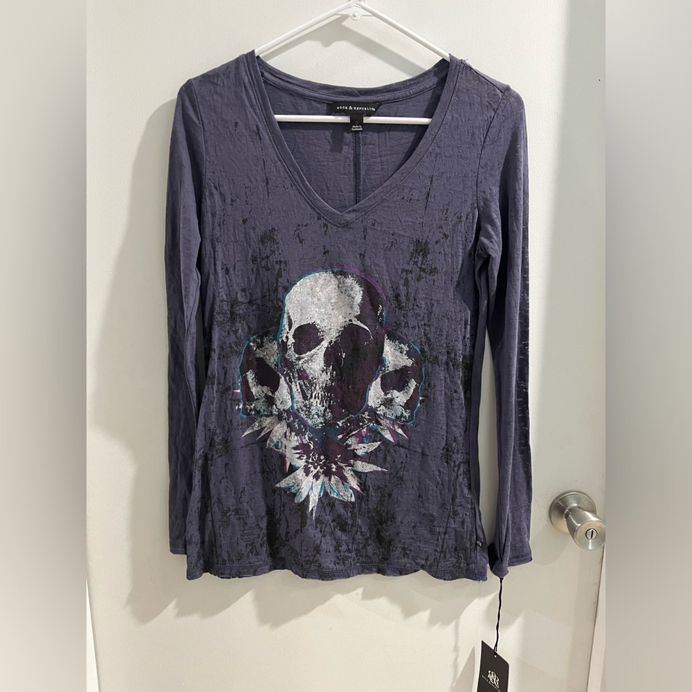 Rock & Republic Charcoal Purple V-Neck Long Sleeve Skull Tee, size small, new!